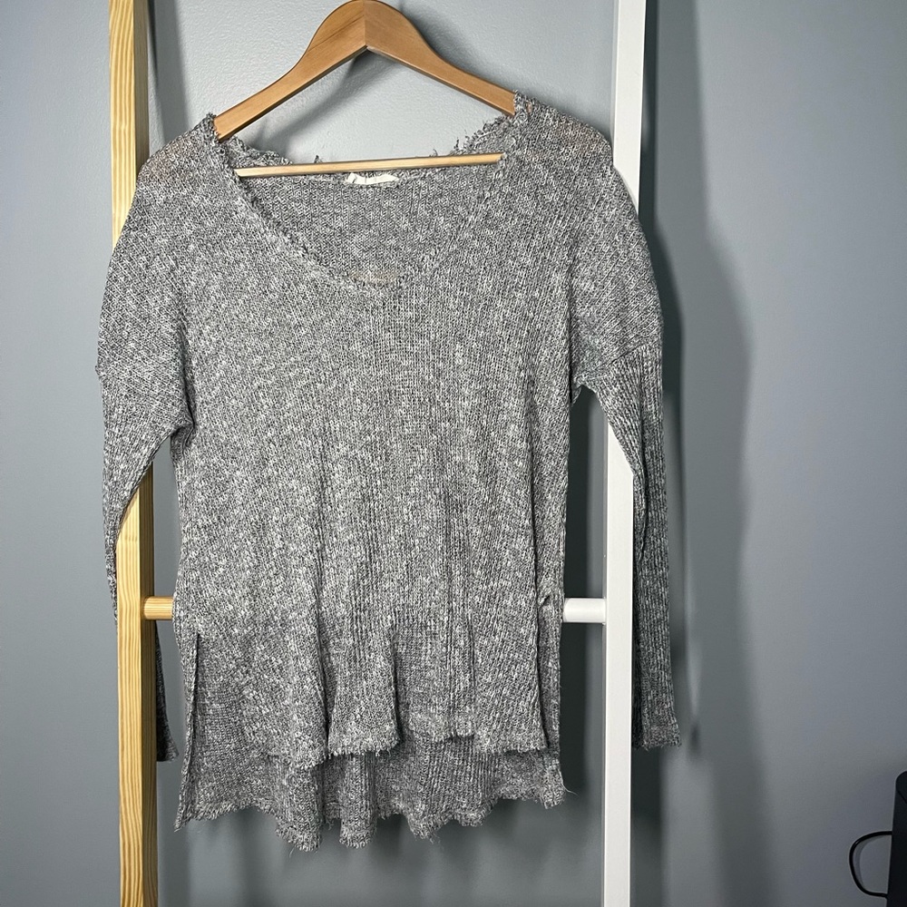 gray sweater '